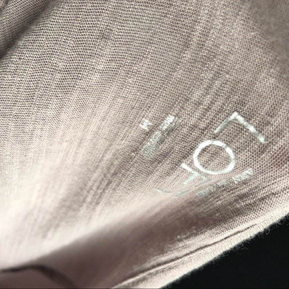 LOFT taupe detailed v-neck short sleeve t-shirt M - Picture 4 of 6